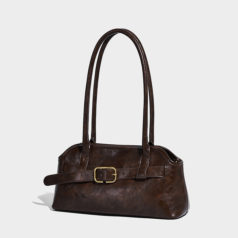 Strukturierte Henkeltasche in Dunkelbraun mit Oil-Wax-Finish, vorderer Gürtelschnalle, goldfarbenen Beschlägen, zwei Tragegriffen und, Vorderansicht