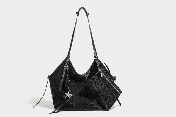 Große, glänzende Hobo-Schultertasche mit Leopardenprint, abnehmbarem Reißverschlusstäschchen und silberfarbenem Seestern-Anhänger, Detailansicht