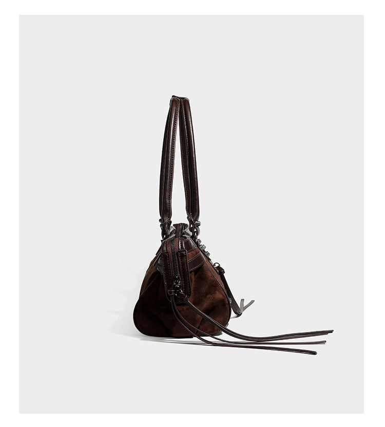 Strukturierte Vintage-Schultertasche im Moto-Stil mit matten Einsätzen in Velourslederoptik, Besatz in Lederoptik, dunkel silberfarbenen Nieten und vorderem Reißverschluss