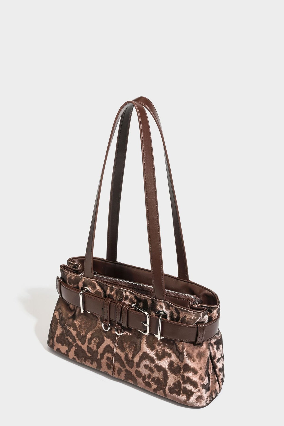 Leopardenmuster-Schulter-Shopper mit braunem Besatz in Lederoptik, Dornschließen-Detail auf der Vorderseite, silberfarbenen Metallbeschlägen und langem