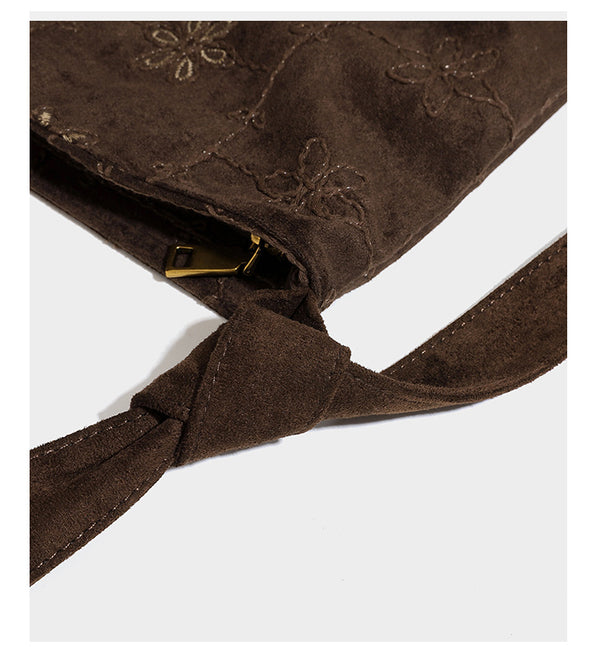 Lässige Hobo-Schultertasche in dunkelbrauner Velourslederoptik mit Ton-in-Ton-Blumenstickerei und langem, geknotetem Einzelriemen, Detailansicht