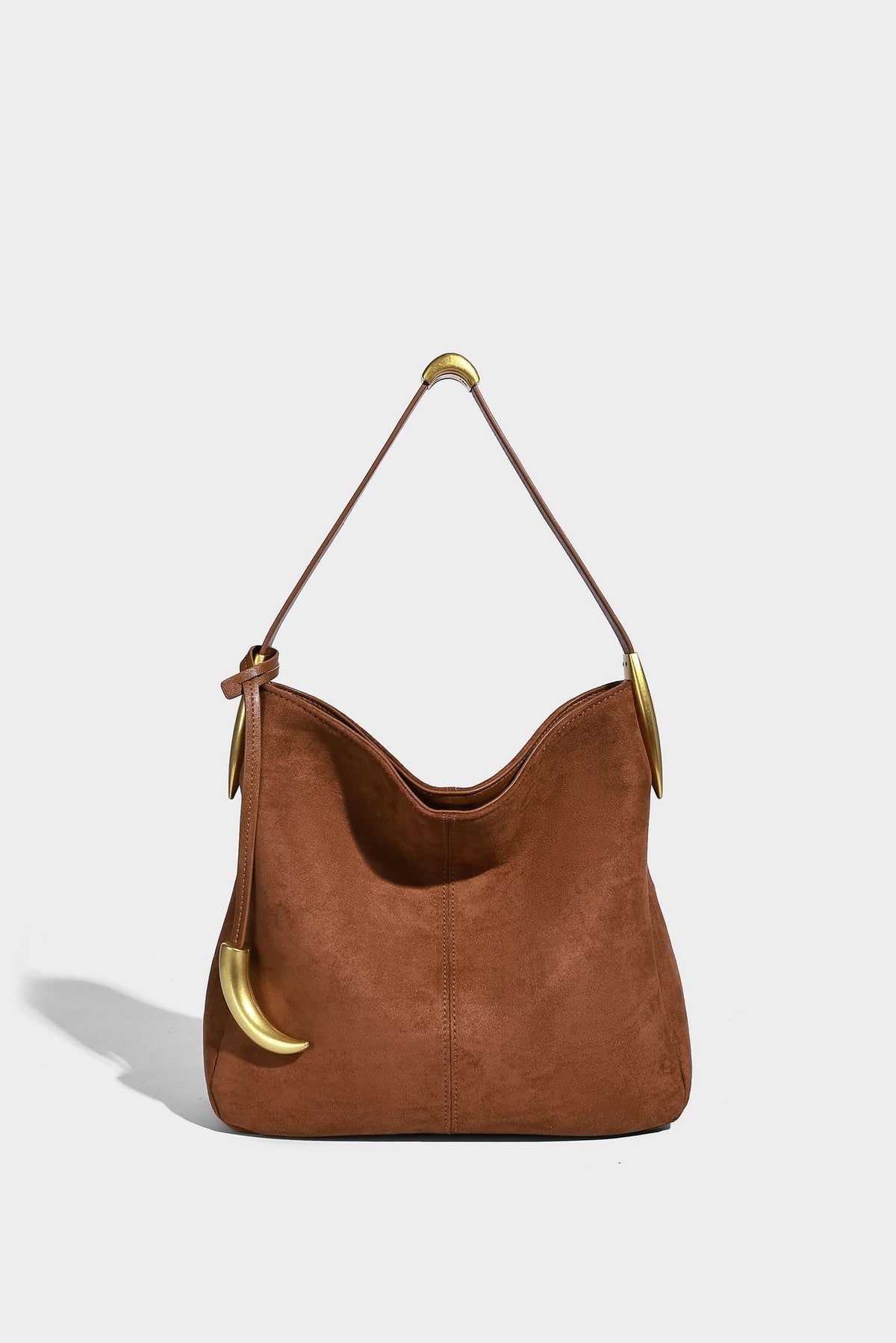 Beige-braune Hobo-Schultertasche mit lässiger Silhouette, matter Veloursleder-Optik, goldfarbenen halbmondförmigen Beschlägen und schmalem Schulterriemen, Detailaufnahme