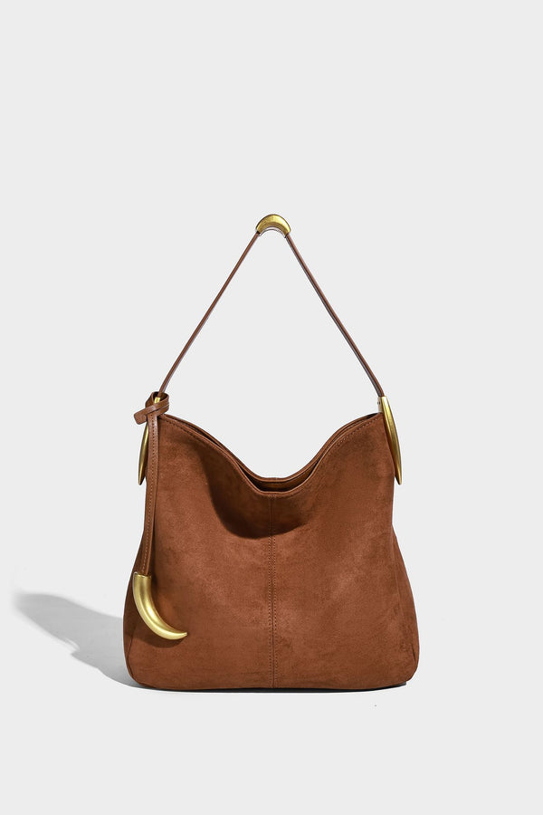 Beige-braune Hobo-Schultertasche mit lässiger Silhouette, matter Veloursleder-Optik, goldfarbenen halbmondförmigen Beschlägen und schmalem Schulterriemen, Detailaufnahme