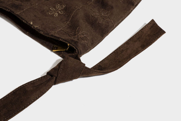 Lässige Hobo-Schultertasche in dunkelbrauner Velourslederoptik mit Ton-in-Ton-Blumenstickerei und langem, geknotetem Einzelriemen, Detailansicht