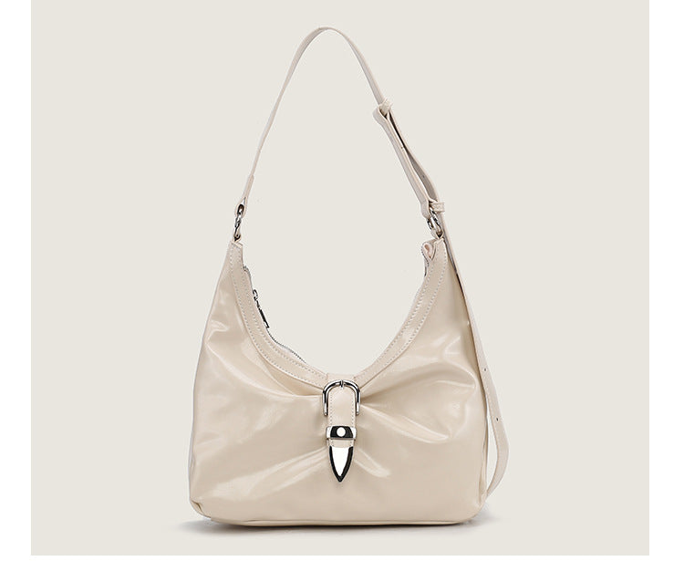 Glänzende Hobo-Schultertasche in Lederoptik mit silberfarbener Schnallenverschluss und verstellbarem Riemen, Detailansicht 9