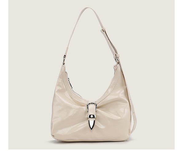 Glänzende Hobo-Schultertasche in Lederoptik mit silberfarbener Schnallenverschluss und verstellbarem Riemen, Detailansicht 9