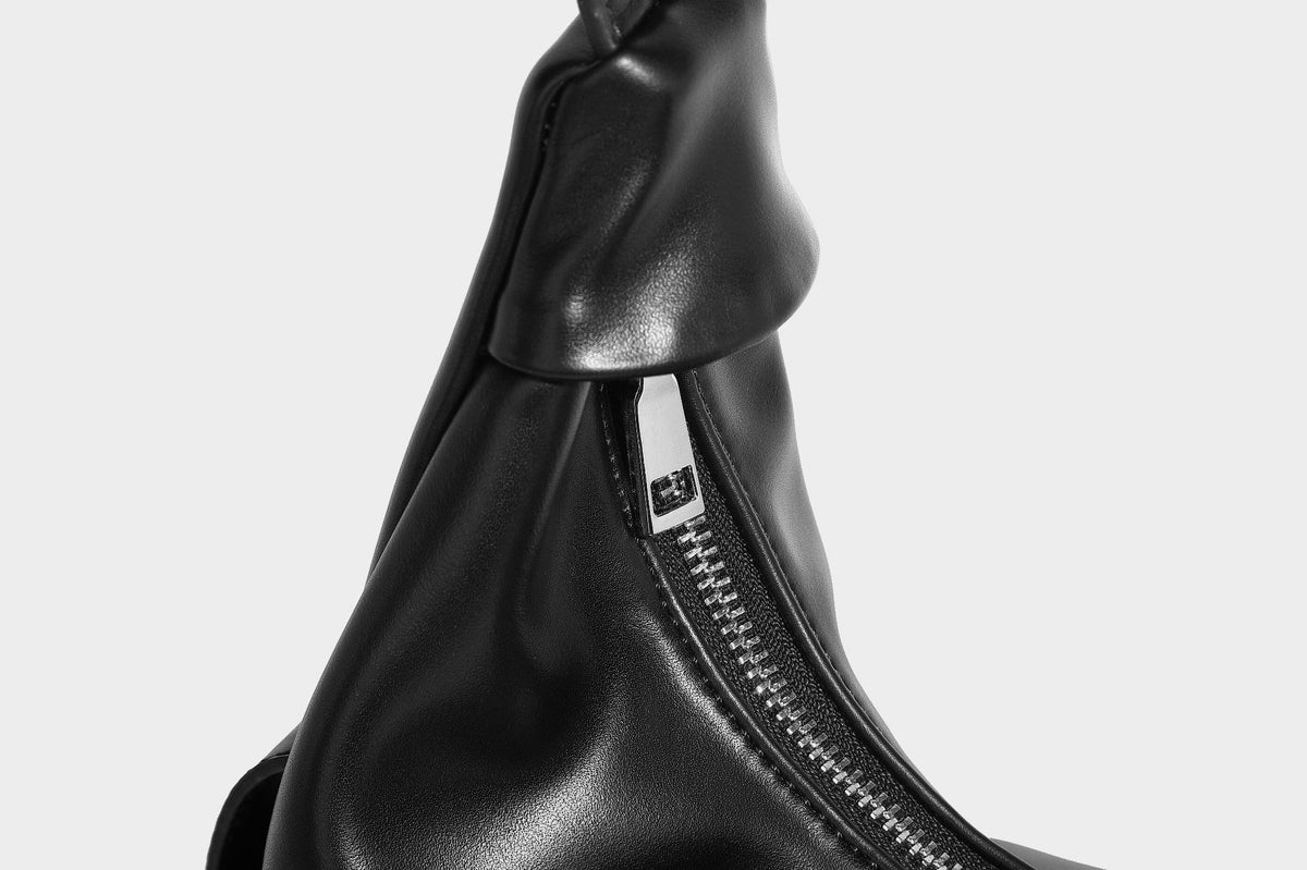 Lässig fallende Hobo-Schultertasche mit glänzender Lederoptik, vorderen Klappentaschen, Kettenapplikationen und silberfarbenen Nietbeschlägen