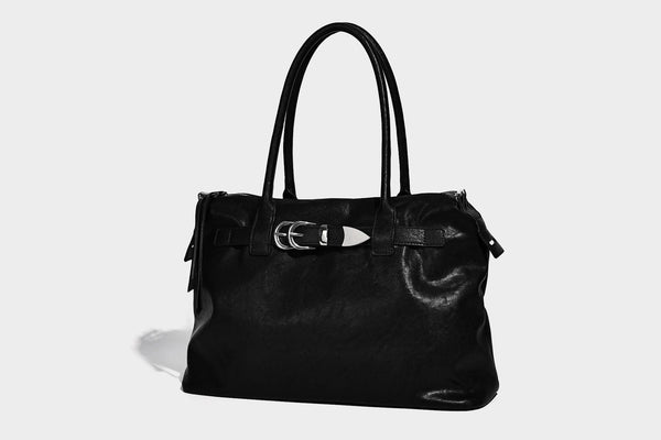 Glänzende, strukturierte schwarze Tote-Bag mit silberfarbenem Schnallenriemen, zwei Henkeln und abnehmbarem Schulterriemen, Detailansicht 21