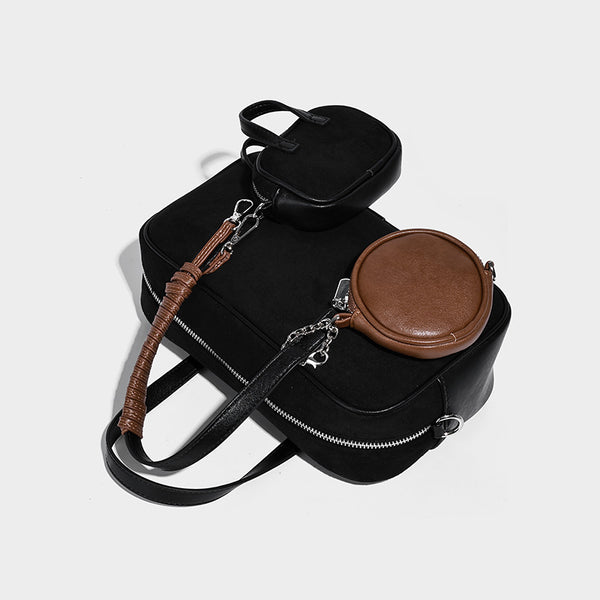 Strukturierte Boston-Bowlingtasche in Veloursleder-Optik, dunkelbraun, mit Henkeln mit blauen Akzenten und abnehmbarem Mini-Rundtäschchen, Detailaufnahme