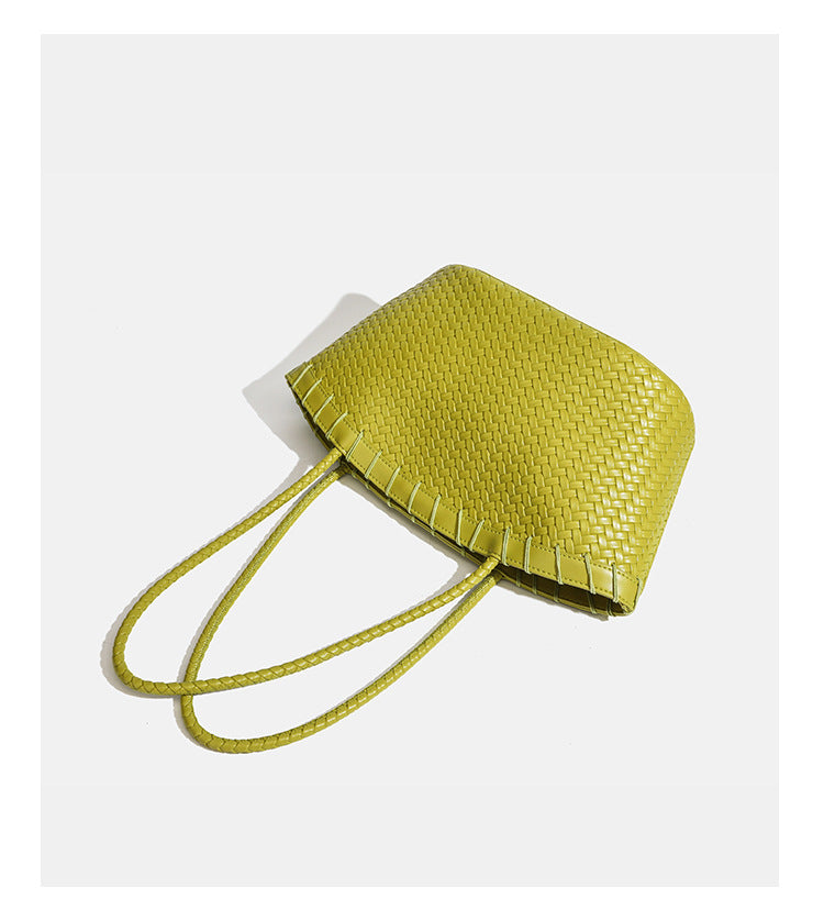 Chartreusegrüne Tote-Bag aus Korbgeflecht mit langen geflochtenen Schulterriemen, verstärktem Rand und passender Reißverschlusstasche, Detailansicht