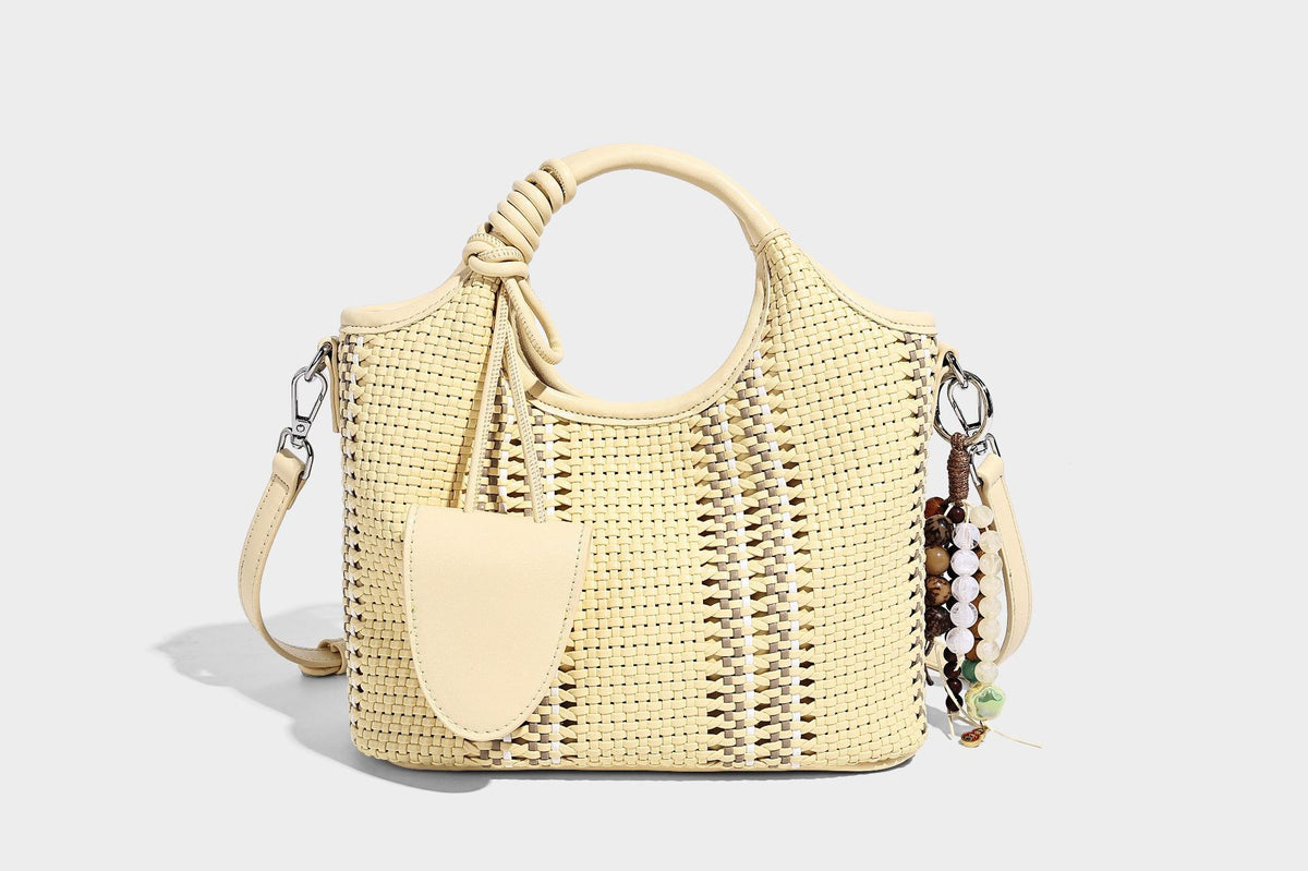 Geflochtene Bucket-Tasche in Pastellblau mit geflochtenen Henkeln, vorderem Einsteckfach, Perlenanhänger und abnehmbarem Schulterriemen