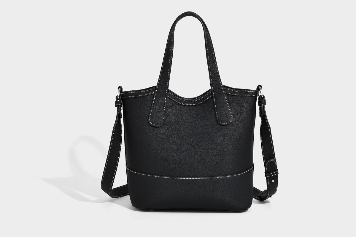 Formstabiler Shopper mit genarbter Oberfläche in Karamellbraun, zwei Henkeln, abnehmbarem Crossbody-Riemen und abnehmbarem Reißverschluss