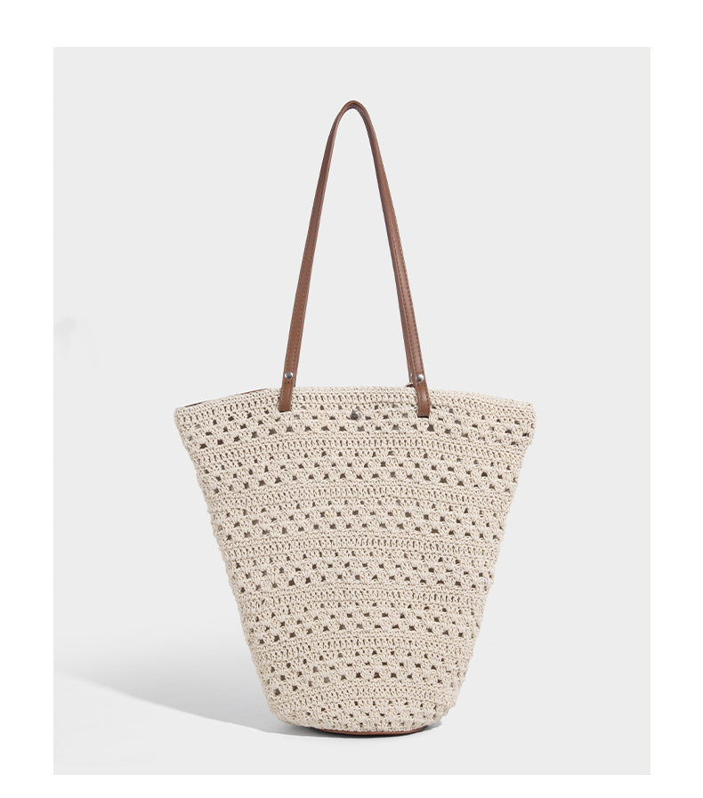 Grobmaschig gehäkelte Tote-Bag mit Schulterriemen in brauner Lederoptik und Besatz am Boden, Detailansicht 10
