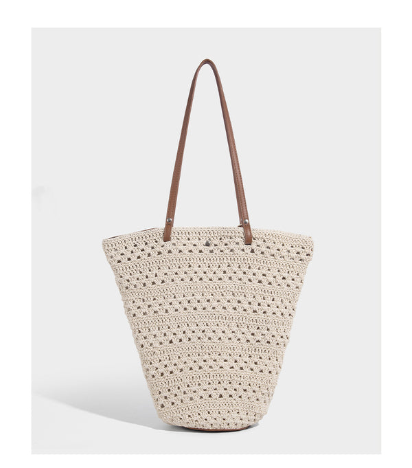 Grobmaschig gehäkelte Tote-Bag mit Schulterriemen in brauner Lederoptik und Besatz am Boden, Detailansicht 10