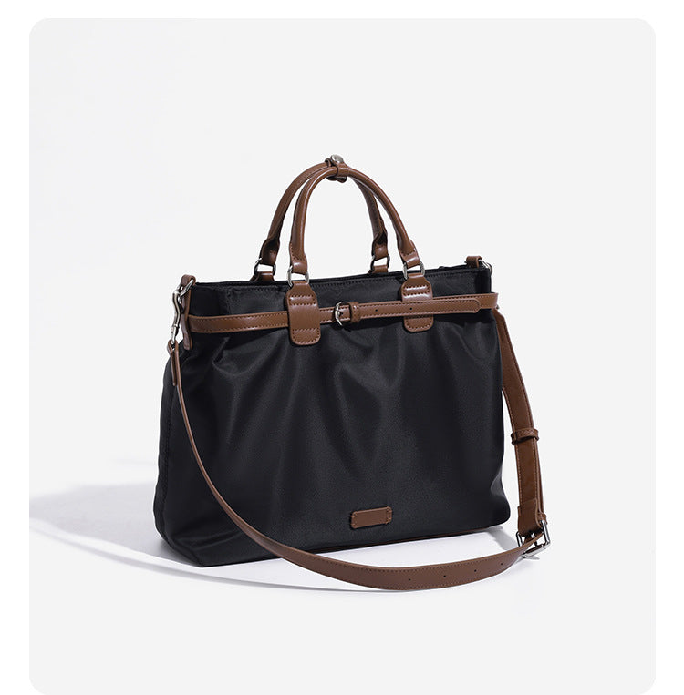 Strukturierte wandelbare Tote-Bag aus mattem Nylon mit Besatz in brauner Lederoptik, Schnallendetail und Metallbeschlägen in Silberoptik