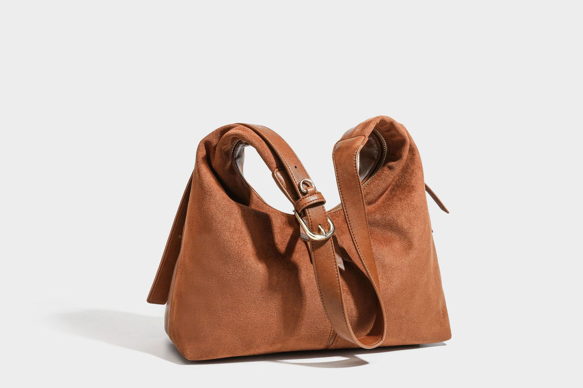 Lässig fallende Hobo-Schultertasche mit strukturierter Wildlederoptik, Reißverschluss oben, Quasten-Zippern und goldfarbenem, verstellbarem
