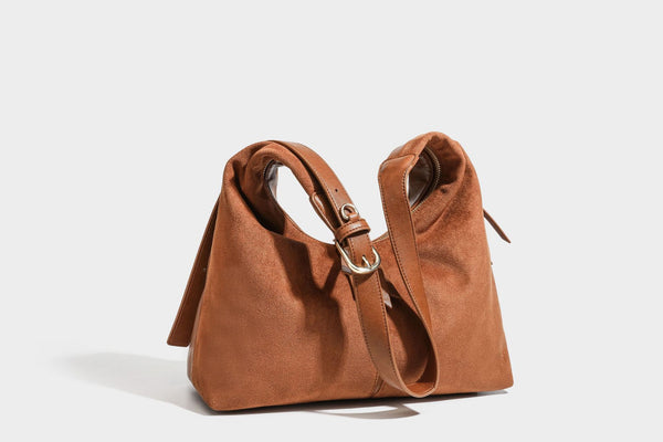 Lässig fallende Hobo-Schultertasche mit strukturierter Wildlederoptik, Reißverschluss oben, Quasten-Zippern und goldfarbenem, verstellbarem