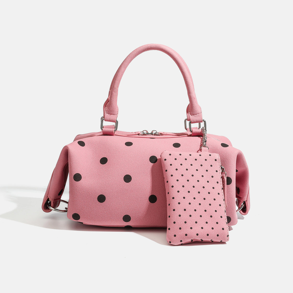 Strukturierte cremefarbene Henkeltasche mit Punktemuster, zwei Henkeln oben, silberfarbenen Beschlägen, abnehmbarem Schulterriemen und befestigtem
