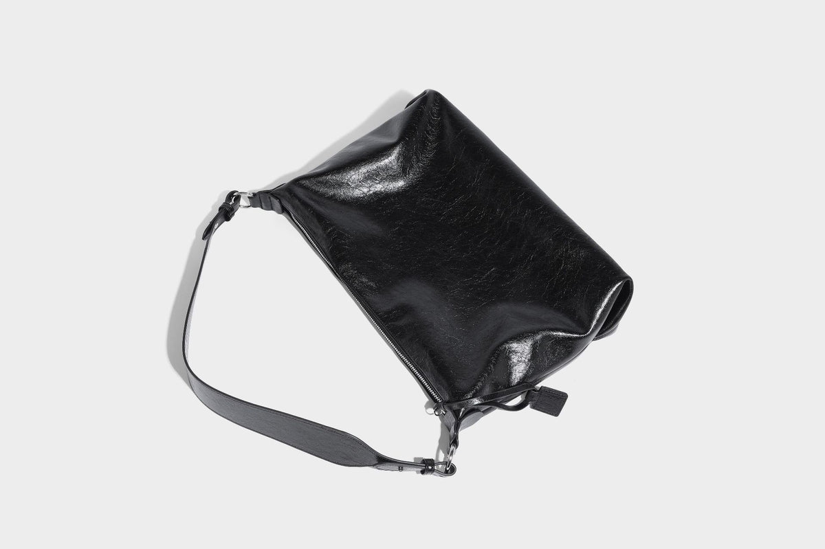 Weich fallende Hobo-Schultertasche mit glänzender Crinkle-Oberfläche, Reißverschluss oben und verstellbarem Riemen, Detailansicht 27