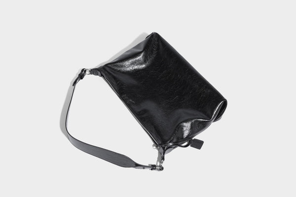 Weich fallende Hobo-Schultertasche mit glänzender Crinkle-Oberfläche, Reißverschluss oben und verstellbarem Riemen, Detailansicht 27