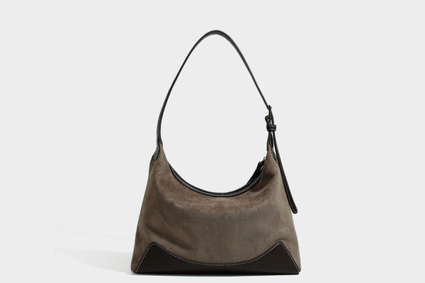 Lässig fallende Hobo-Schultertasche in warmem Braun mit dunkler Kontrastverzierung in Lederoptik, geschwungenem Reißverschluss und langem, detail