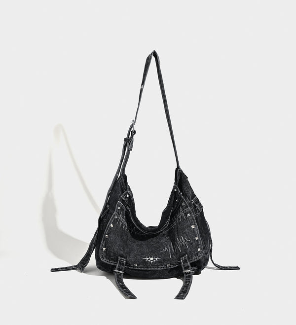 Große Hobo-Schultertasche aus verwaschenem schwarzem Denim mit silberfarbenen Nieten und verstellbarem Crossbody-Riemen, Detailansicht 6