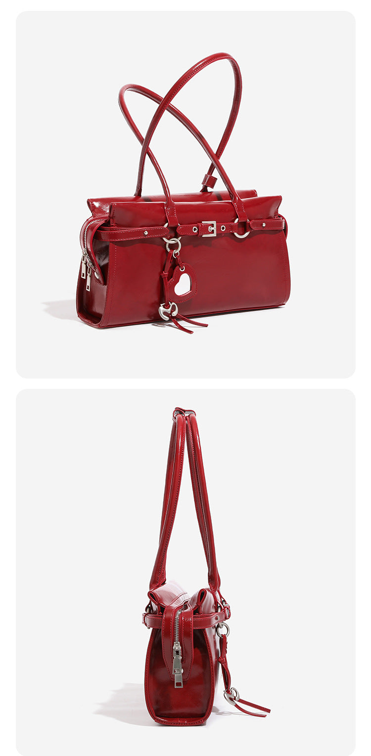 Glänzende, strukturierte rechteckige Schultertasche mit zwei Riemen, vorderem Riemen mit Gürtelschnalle, Herzanhänger und silberfarbenem