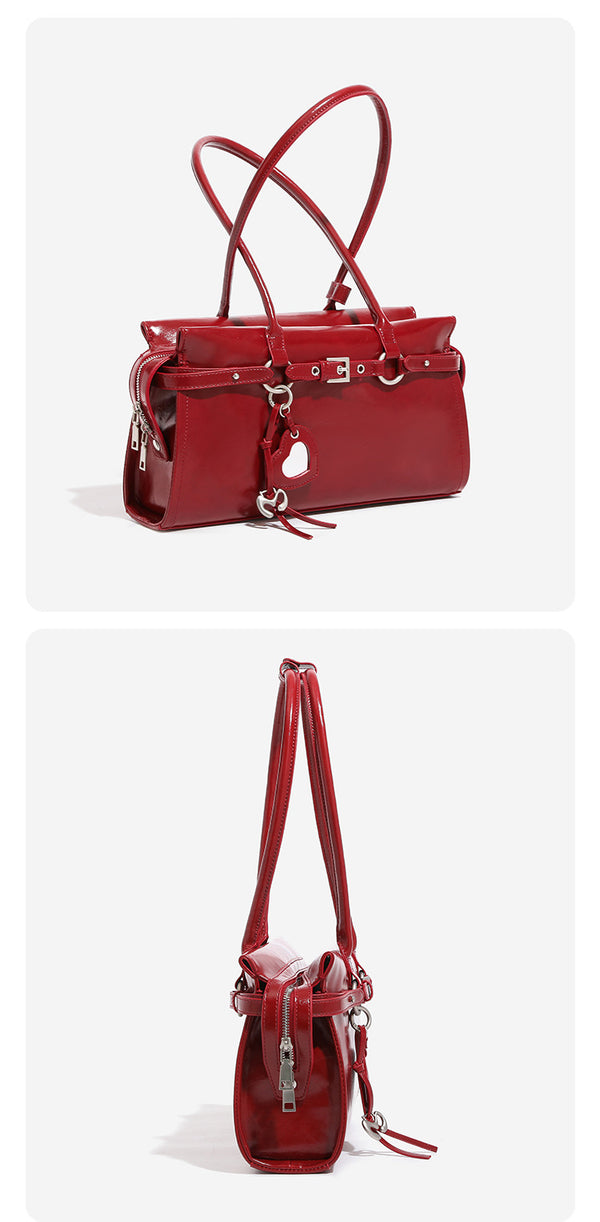 Glänzende, strukturierte rechteckige Schultertasche mit zwei Riemen, vorderem Riemen mit Gürtelschnalle, Herzanhänger und silberfarbenem