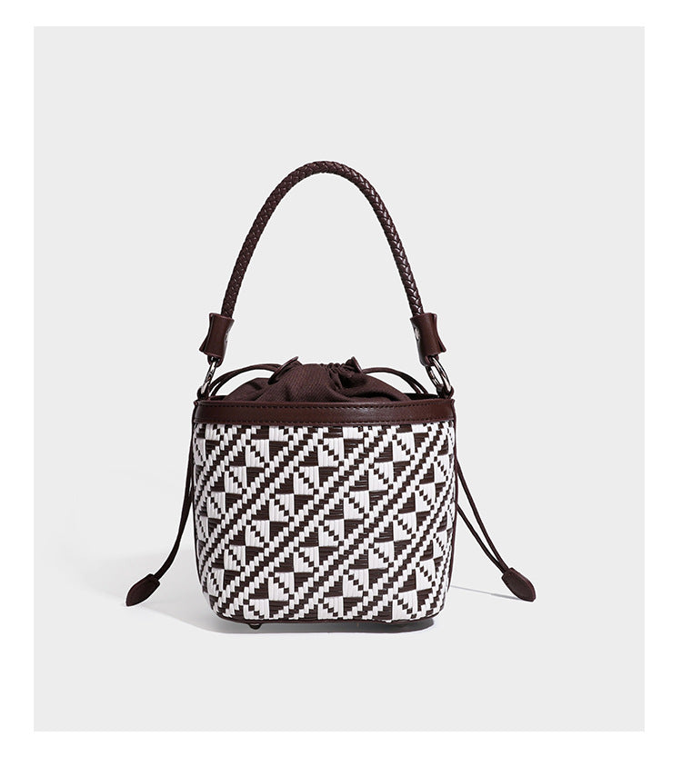 Kleine gewebte geometrische Bucket-Bag mit geflochtenem Henkel in Lederoptik und Kordelzugverschluss im zweifarbigen Muster aus Braun und Weiß