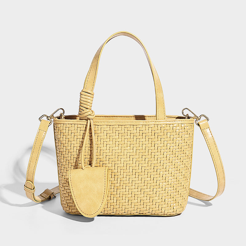 Kleine, strukturierte Tote-Bag aus geflochtener Lederoptik mit geknoteten Tragegriffen, abnehmbarem Schulterriemen und hängendem Mini-Frontdetail