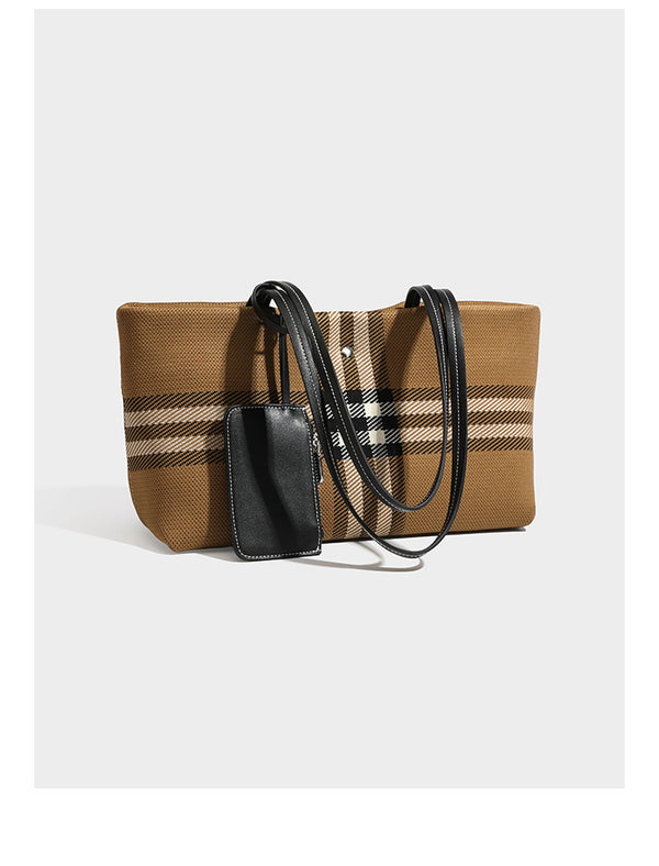 Strukturierte karierte Tote-Bag aus Webmaterial mit langen Schulterriemen in schwarzer Lederoptik und befestigter schwarzer Reißverschlusstasche, Detailansicht 7