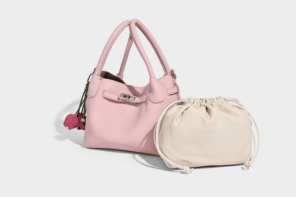 Kleine, strukturierte Tote-Bag mit genarbter Oberfläche, silberfarbenem Drehverschluss, zwei Tragegriffen, abnehmbarem Schulterriemen und
