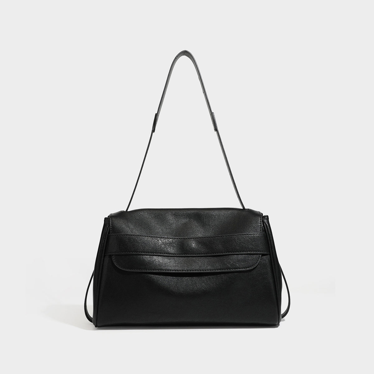 Strukturierte rechteckige Schultertasche in Dunkelbraun mit Überschlag aus Lederoptik, mehrlagigem Detail auf der Vorderseite und langem verstellbarem Riemen, Detailansicht