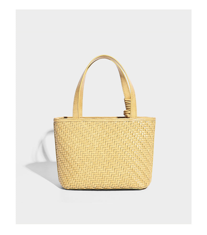 Kleine, formstabile Tote-Bag in gewebter Lederoptik mit geknoteten Henkeln, abnehmbarem Schulterriemen und einem hängenden Mini-Täschchen an der Vorderseite
