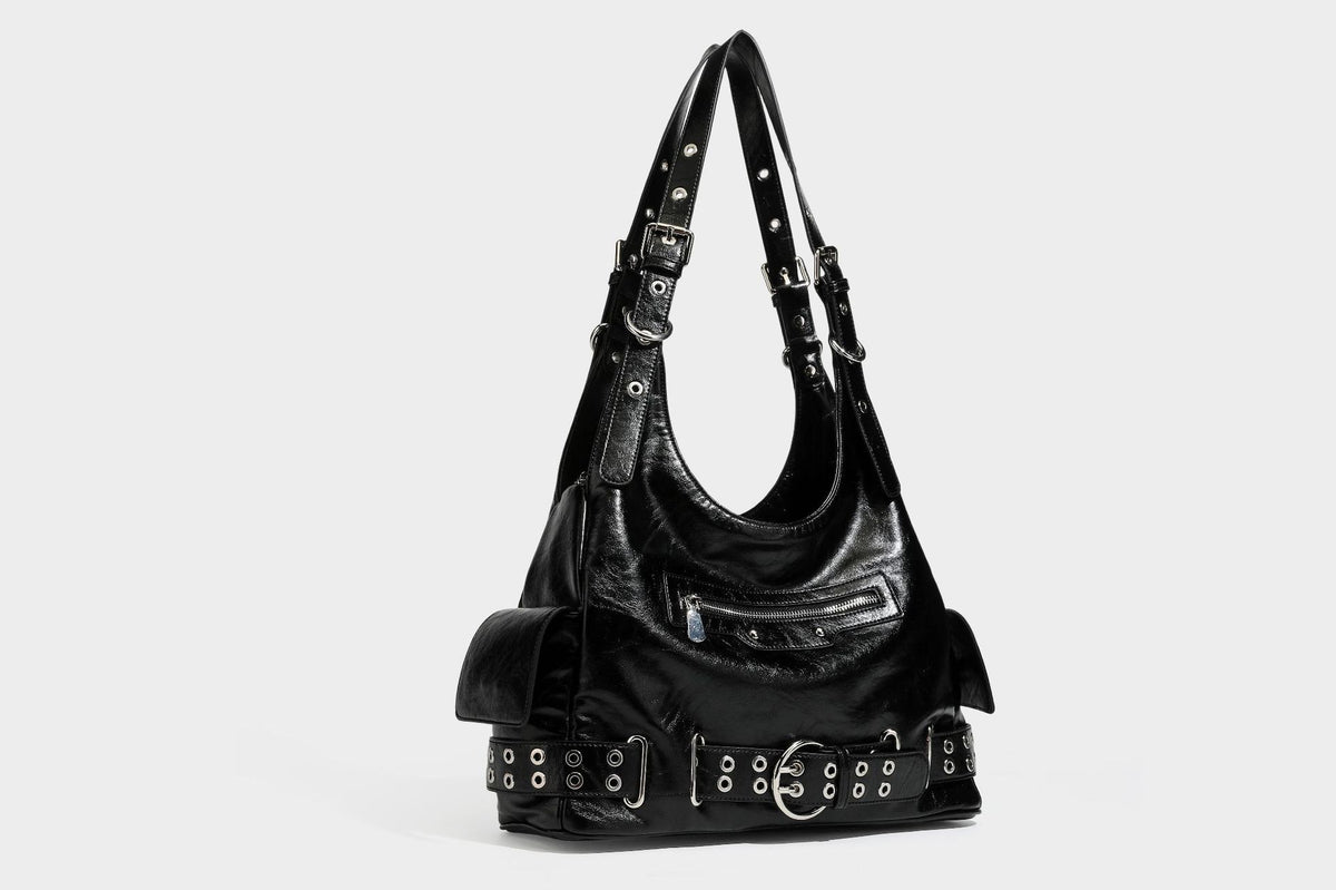 Große glänzende schwarze Hobo-Schultertasche mit silberfarbenem Ösen-Gürtelboden, Schnallenbeschlägen, vorderer Reißverschlusstasche und zwei …; Detailansicht