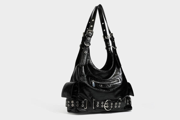 Große glänzende schwarze Hobo-Schultertasche mit silberfarbenem Ösen-Gürtelboden, Schnallenbeschlägen, vorderer Reißverschlusstasche und zwei …; Detailansicht