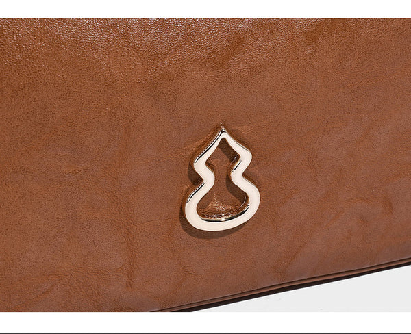 Glänzende Hobo-Schultertasche in Lederoptik mit abnehmbarem Mini-Beutel und Logo-Beschlägen in Goldoptik, Detailansicht 8