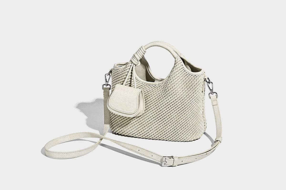 Strukturierte Beuteltasche mit Webstruktur, geknotetem Tragegriff, vorderer Klappentasche und abnehmbarem Crossbody-Riemen in Silberoptik