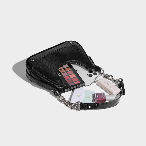 Kompakte Halbmond-Schultertasche aus glänzend geknittertem PU mit markantem silberfarbenem Kettenriemen, Detailansicht 4