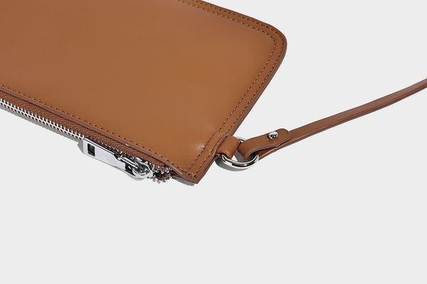 Weich fallender Hobo-Shopper aus gestreiftem Webmaterial in Camel mit mehrfarbigen Streifen und braunem Besatz in Lederoptik, mit abnehmbarem Reißverschluss abgebildet