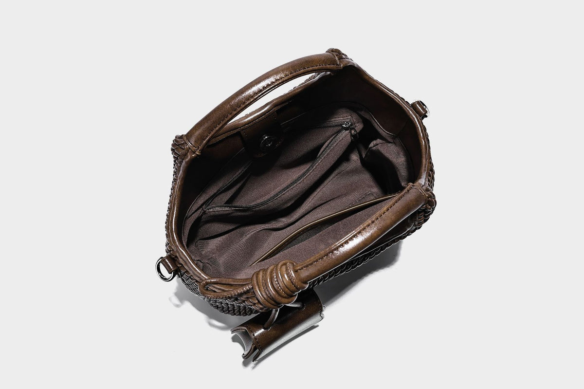 Strukturierte Bucket-Tasche mit Webstruktur, geknotetem Tragegriff, vorderer Klappentasche und abnehmbarem silberfarbenem Crossbody-Riemen