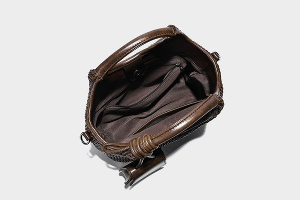 Strukturierte Bucket-Tasche mit Webstruktur, geknotetem Tragegriff, vorderer Klappentasche und abnehmbarem silberfarbenem Crossbody-Riemen