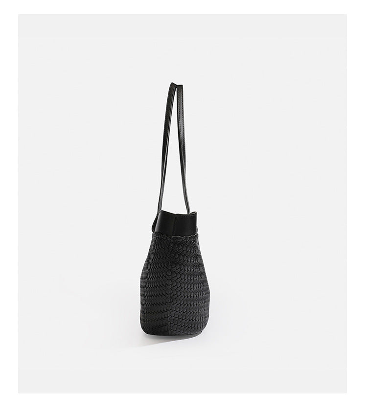 Große schwarze gewebte Tote-Bag mit glatter Kante in Lederoptik, langen doppelten Schulterriemen und geschwungener Silhouette, Detailansicht 12