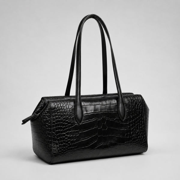 Schwarze glänzende Schultertasche in Trapezform mit Krokoprägung, zwei abgerundeten Riemen und Reißverschluss, Detailansicht 15