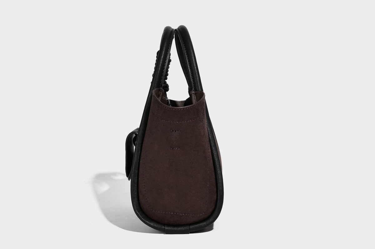 Kleine, strukturierte Tote-Bag mit offenem Oberteil aus dunkelbraunem, mattem Velourslederimitat, schwarzen geknoteten Tragegriffen und aufgesetzter Frontpartie