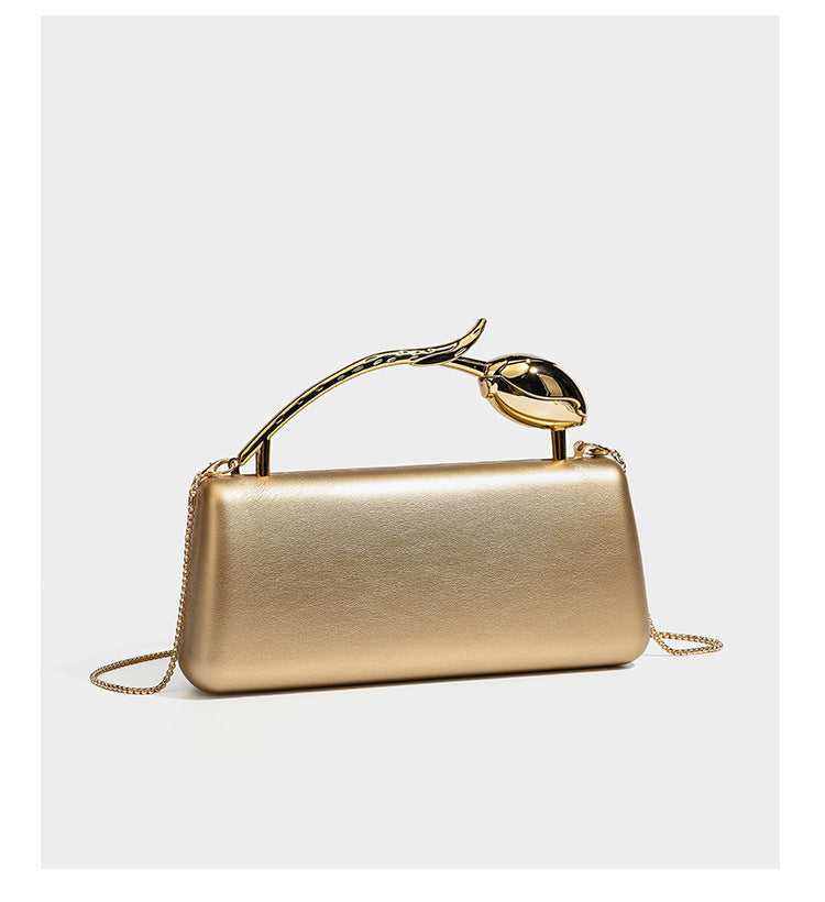 Formstabile, rechteckige Clutch mit Henkel in Rosenknospenform in Goldoptik und abnehmbarem Kettenriemen in Metallic-Optik, Detail
