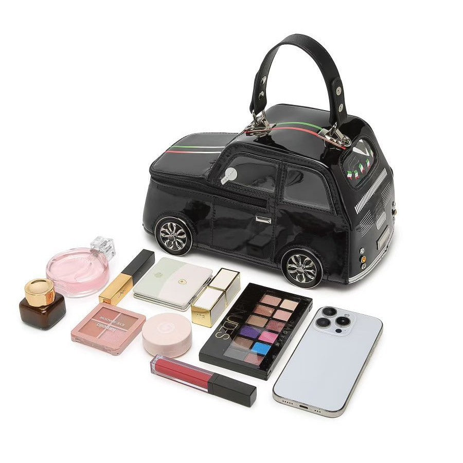Mini-Handtasche in Autoform mit strukturierter Form, glänzender Lackoptik, dekorativen Speichenrädern, transparenten Fenstereinsätzen und