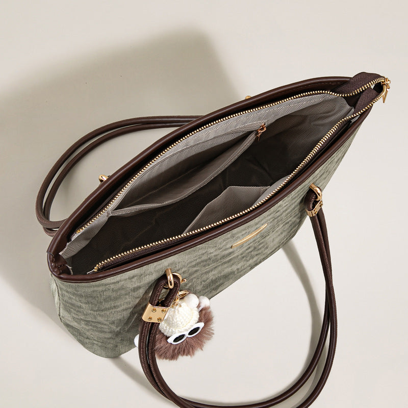 Große, strukturierte Vintage-Tote-Tasche in Salbeigrün mit kaffeebraunem Lederimitatbesatz, goldfarbenen Beschlägen und abnehmbarem Plüsch
