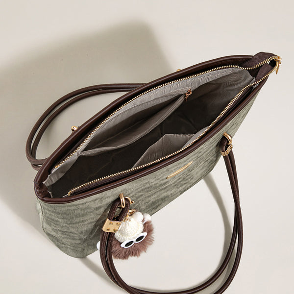 Große, strukturierte Vintage-Tote-Tasche in Salbeigrün mit kaffeebraunem Lederimitatbesatz, goldfarbenen Beschlägen und abnehmbarem Plüsch