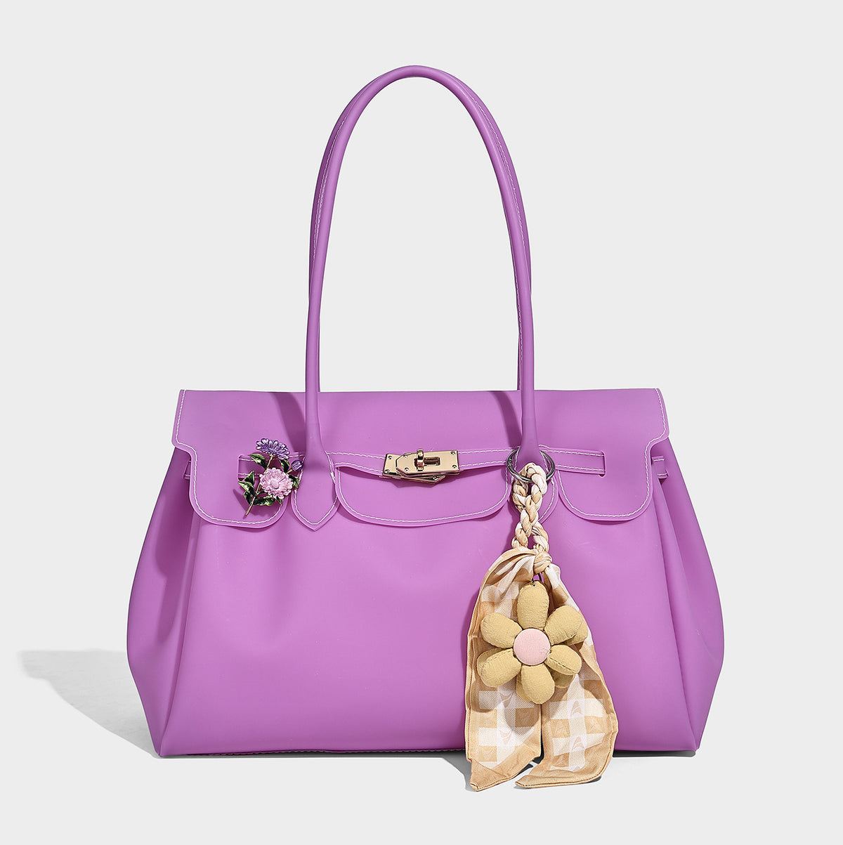 Strukturierte Tote-Bag aus mattem Jelly-Material mit goldfarbenem Klappverschluss mit Drehverschluss, zwei Schulterhenkeln, seitlichen Zwickeln und dekorativer